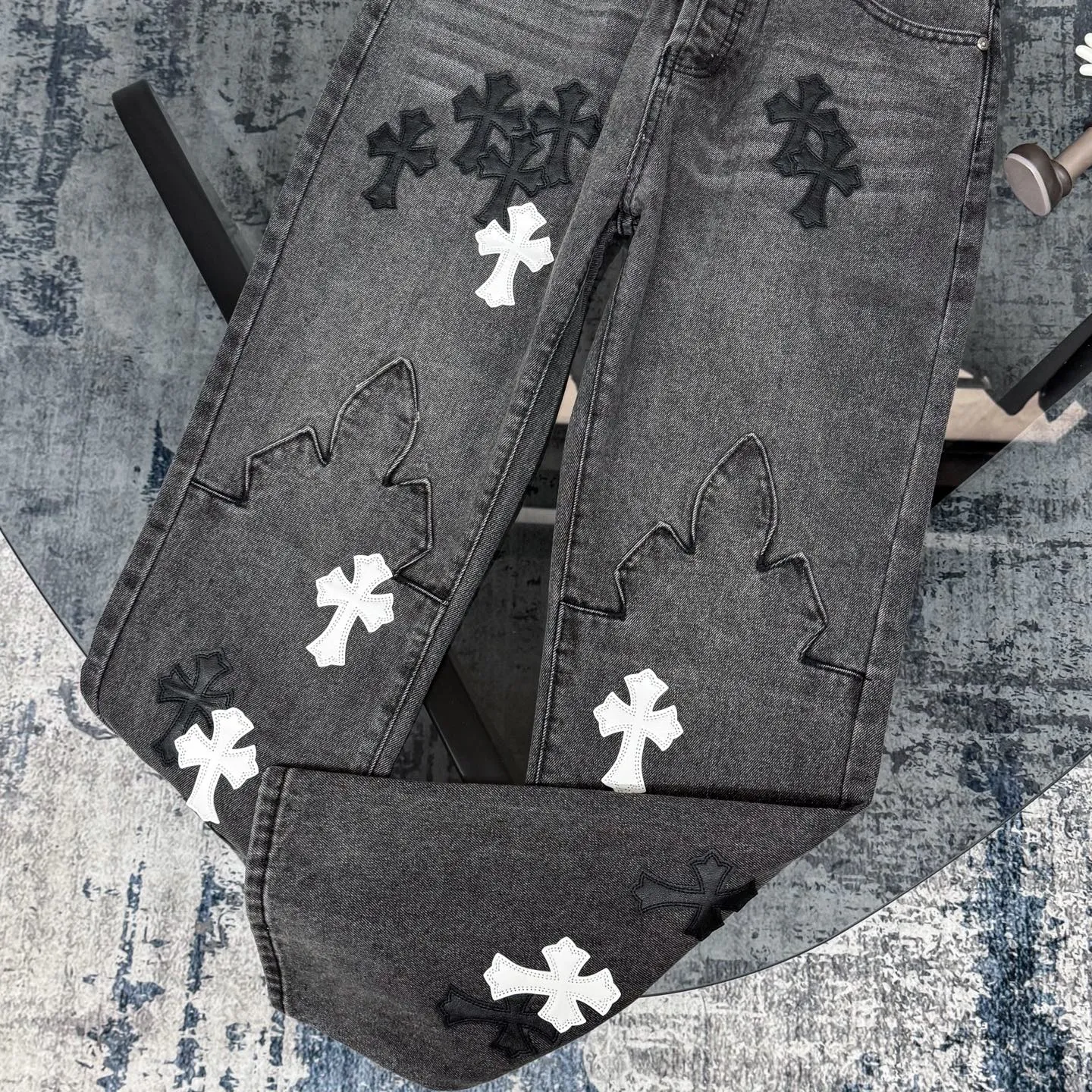P280 Chrome Hearts city-limited flame black and white leather jeans need to be washed after the finished product is disassembled and hand-made with sheepskin cross leather and then spliced ​​together. The whole piece has too many craftsmanship to explain. The cabinet price is 34W+, the patchwork is decorated with cross flowers, and the high-waisted washed jeans! ! Absolutely high-end luxury products, 8W+ level god-level single products, super popular products, made with top heavy industry, a magic weapon that cannot be missed. About Kroxin This is an extremely luxurious fashion brand, which can also be called the aristocrats of the high street. It has always been an exclusive brand for some hipsters or rich second generation. Compared with ordinary high streets, it is more luxurious and noble. Compared with luxury brands, it has a more fashionable personality and has always been a brand that I have a special liking for. Size: 28 30 32 34 (corresponds to S-XL) Size chart: 28 Waist 76 Pants length 104 Hips 98 30 Waist 80 Pants length 105 Hips 102 32 Waist 84 Pants length 106 Hips 106 34 Waist 88 Pants length 107 Hips 110